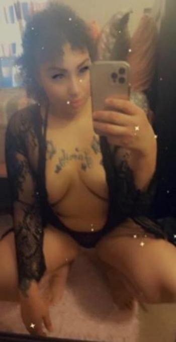 Queen B, 21  female escort, Buffalo