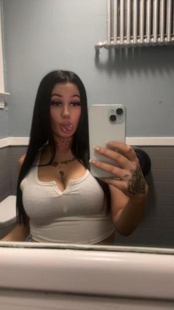 Penelope, 22  female escort, Buffalo
